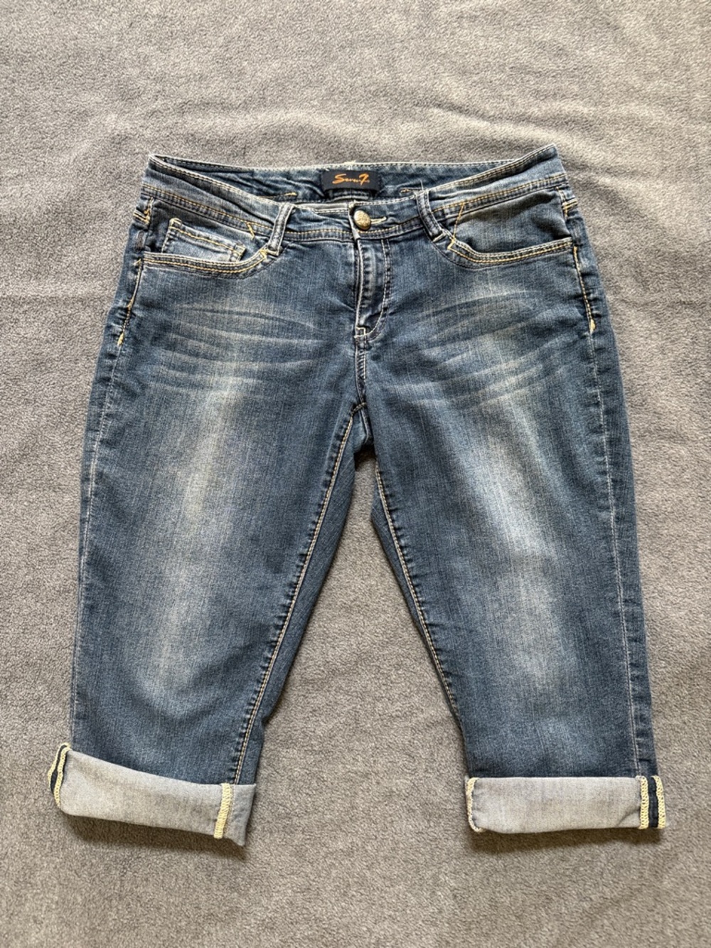 Seven7 Women's sz 8 Cropped Roll-Cuff Jeans in Medium Blue Wash